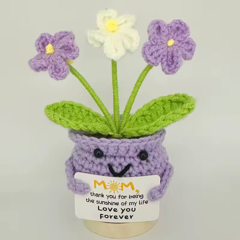 Pink crochet smiley pot with pink and white flowers, Mom message card